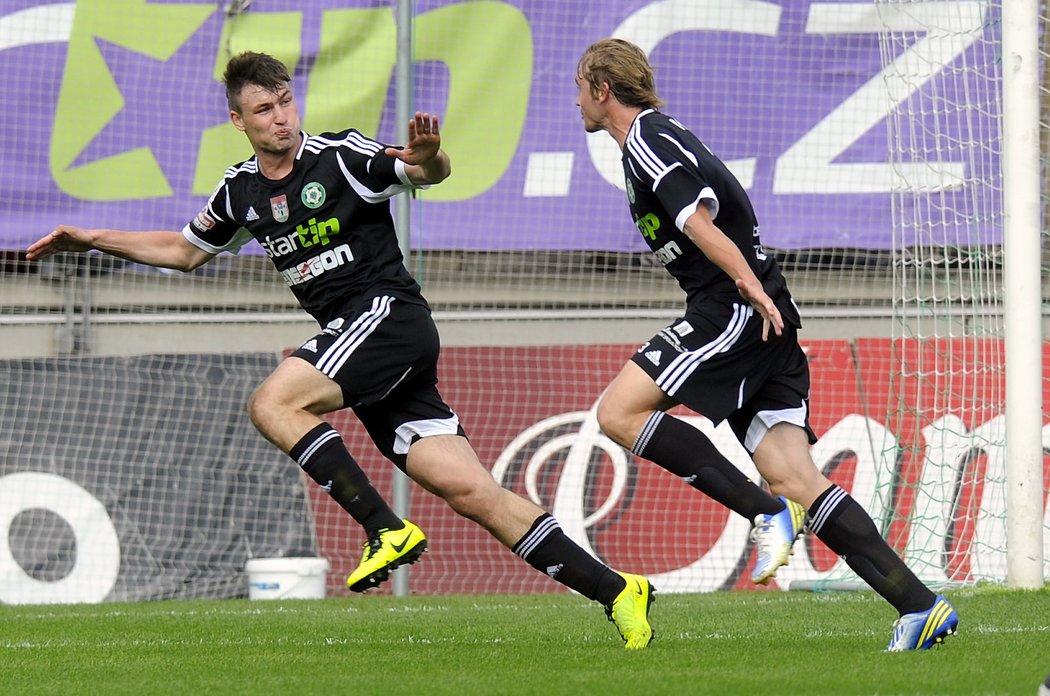 Příbramský útočník Tomáš Wágner (vlevo) se raduje z gólu. Nakonec se trefil dvakrát a Středočeši vyhráli nad Slavií 2:0