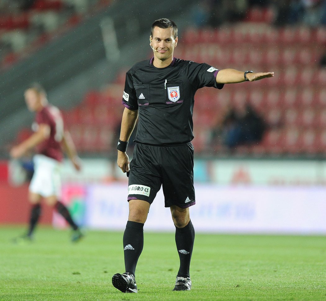 Rozhodčí Tomáš Adámek se usmívá v zápase Sparty s Olomoucí