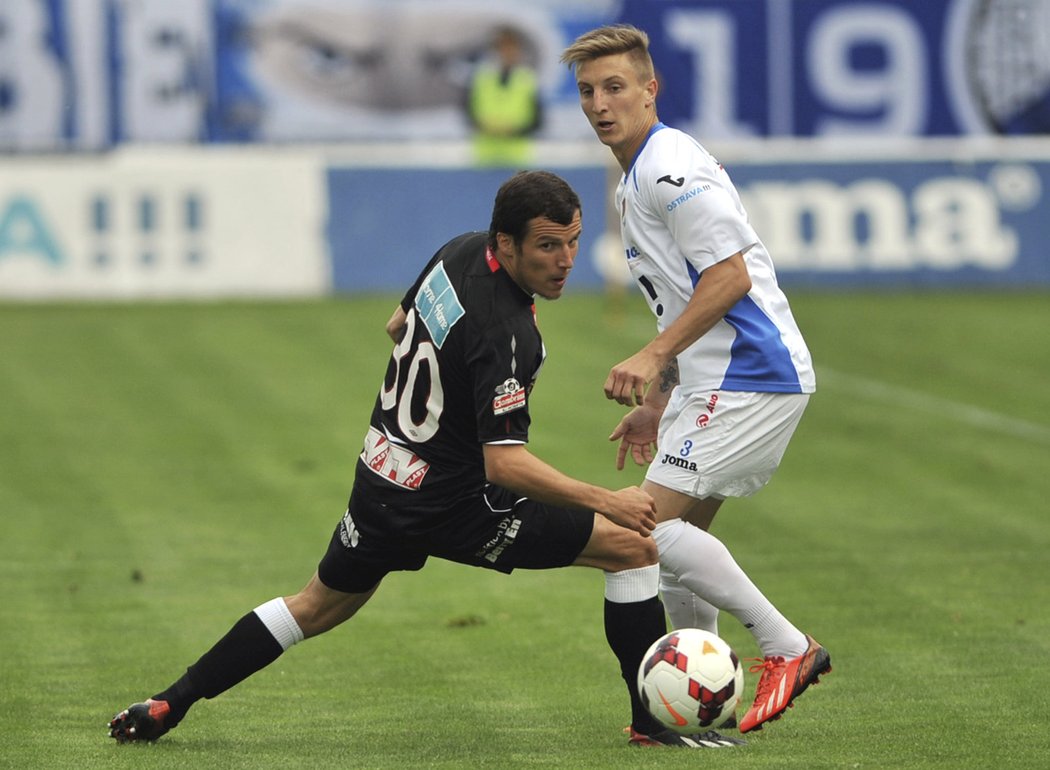 Martin Dostál ze Slavie a Ondřej Sukup z Ostravy bojují o míč