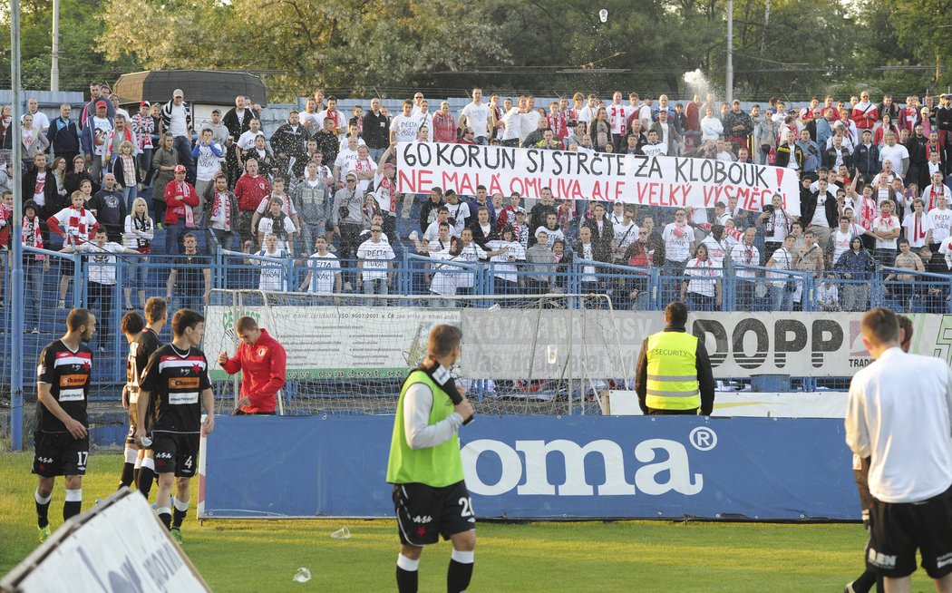 Fanoušci Slavie se po prohře na Baníku vytasili s výstižným transparentem