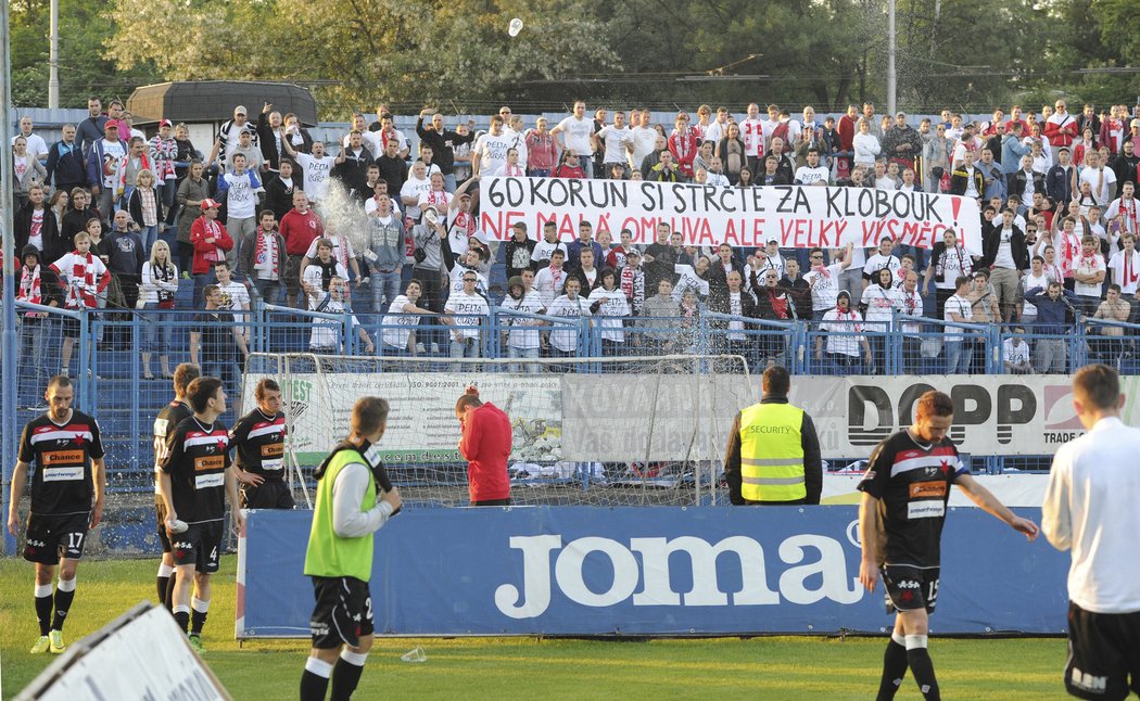 Fotbalisté Slavie zaplatili svým fanouškům lístky na Baník, předvedeným výkonem je ale hodně nahněvali