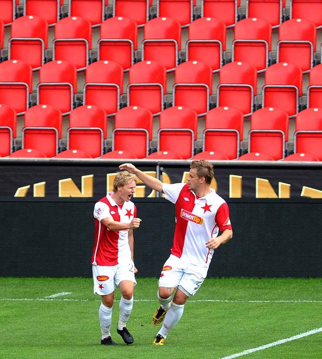 Štěpán Koreš (vlevo) a Zbyněk Pospěch se radují z gólu proti Bohemians před prázdnými tribunami v Edenu