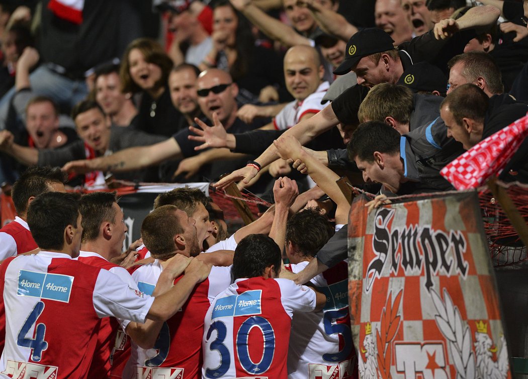 Fotbalisté Slavie se s radostí po Necidově vedoucím gólu podělili se svými fanoušky
