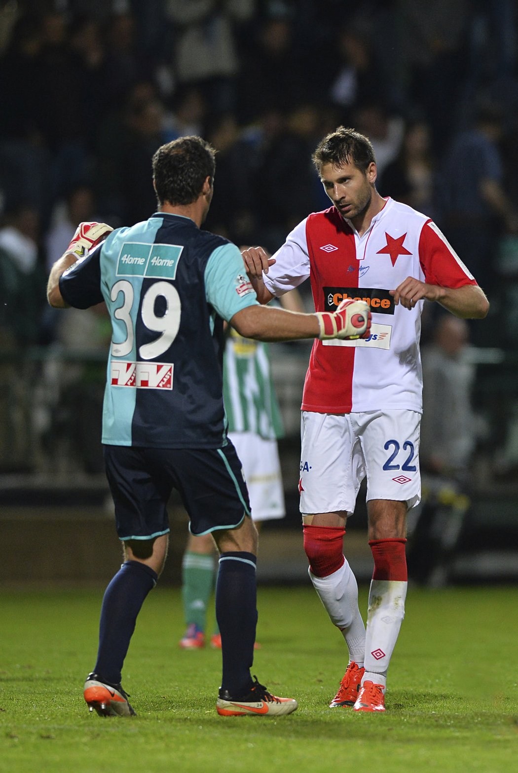 Radek Černý a Michal Smejkal slaví výhru ve vršovickém derby. Slavia porazila Bohemians 1:0