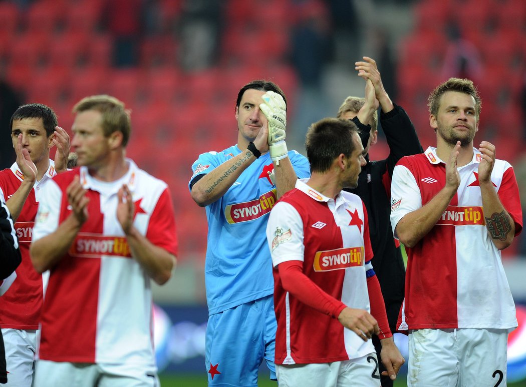 Fotbalisté Slavie tleskají po zápase fanouškům