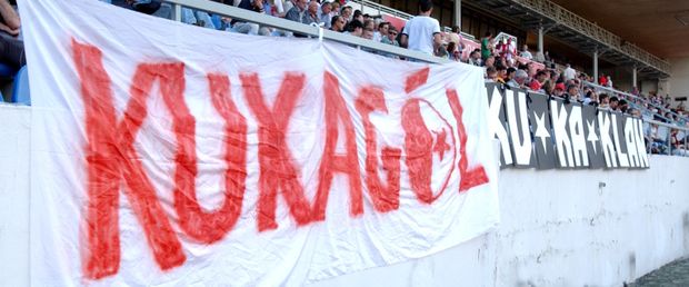 Takhle se fanoušci Slavie loučili s Pavlem Kukou v sezoně 2004/2005 Takhle se fanoušci Slavie loučili s Pavlem Kukou v sezoně 2004/2005