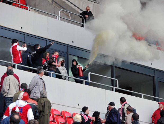 Chuligáni řádí u VIP tribuny Chuligáni řádí u VIP tribuny