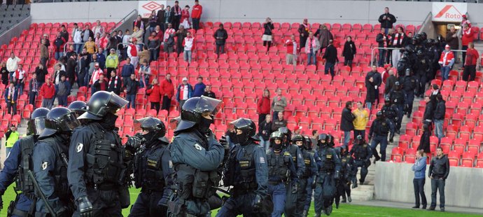 Těžkooděnců bylo na stadionu asi 150