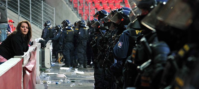 Slávistické řádění v Edenu: Těžkooděnců bylo na stadionu asi 150