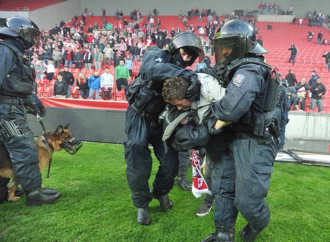 Zásah policie proti jednomu z fanoušků