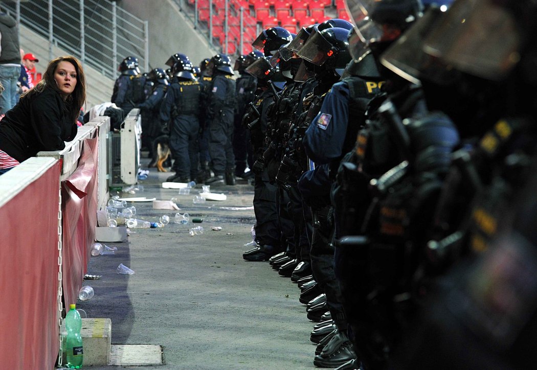 Těžkooděnců bylo na stadionu asi 150