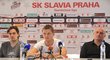 Tomáš Necid odpovídá na otázky novinářů po svém návratu do Slavie. Vlevo sportovní ředitel Karol Kise, vpravo generální ředitel klubu Jaromír Šeterle