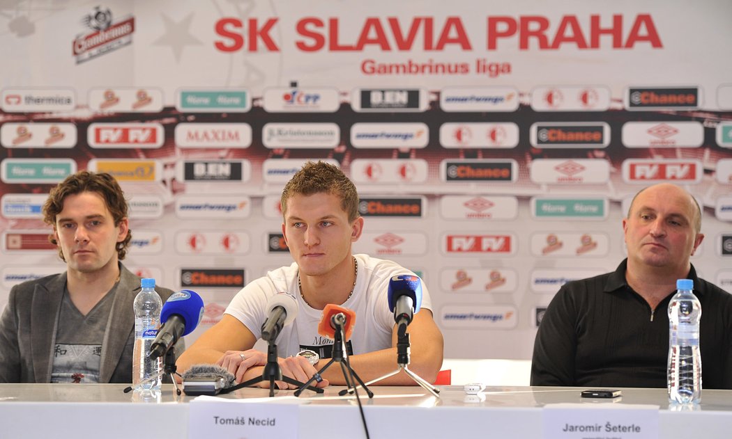 Tomáš Necid odpovídá na otázky novinářů po svém návratu do Slavie. Vlevo sportovní ředitel Karol Kise, vpravo generální ředitel klubu Jaromír Šeterle