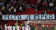 Ve chvíli, kdy se opět mělo začít hrát, vytáhli fanoušci Slavie transparent Pelta je Řepka