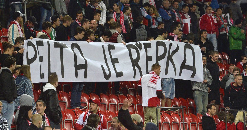 Fanoušci Slavie vytáhli i transparent, který šéfa FAČR přirovnává k nenáviděnému Sparťanovi...