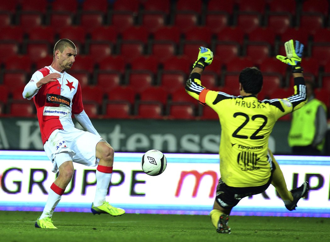 Juhar střílí třetí branku Slavie, brankář Hruška nedokázal situaci zachránit