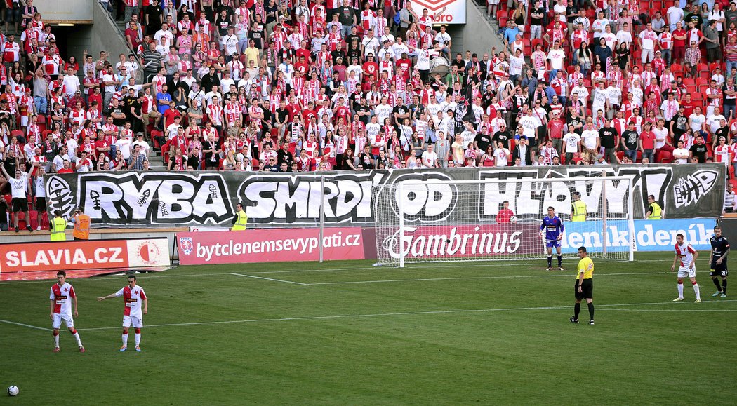 Fanoušci Slavie i Slovácka si ke vzájemnému utkání připravili stejný transparent