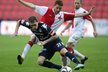 Fotbalista Slavie Marcel Gecov atakuje protihráče ze Slovácka Milana Kerbra v pondělním utkání 24. kola Gambrinus ligy