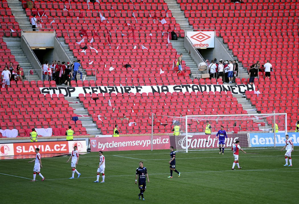 Fanoušci Slavie i Slovácka si připravili transparent a opustili hlediště