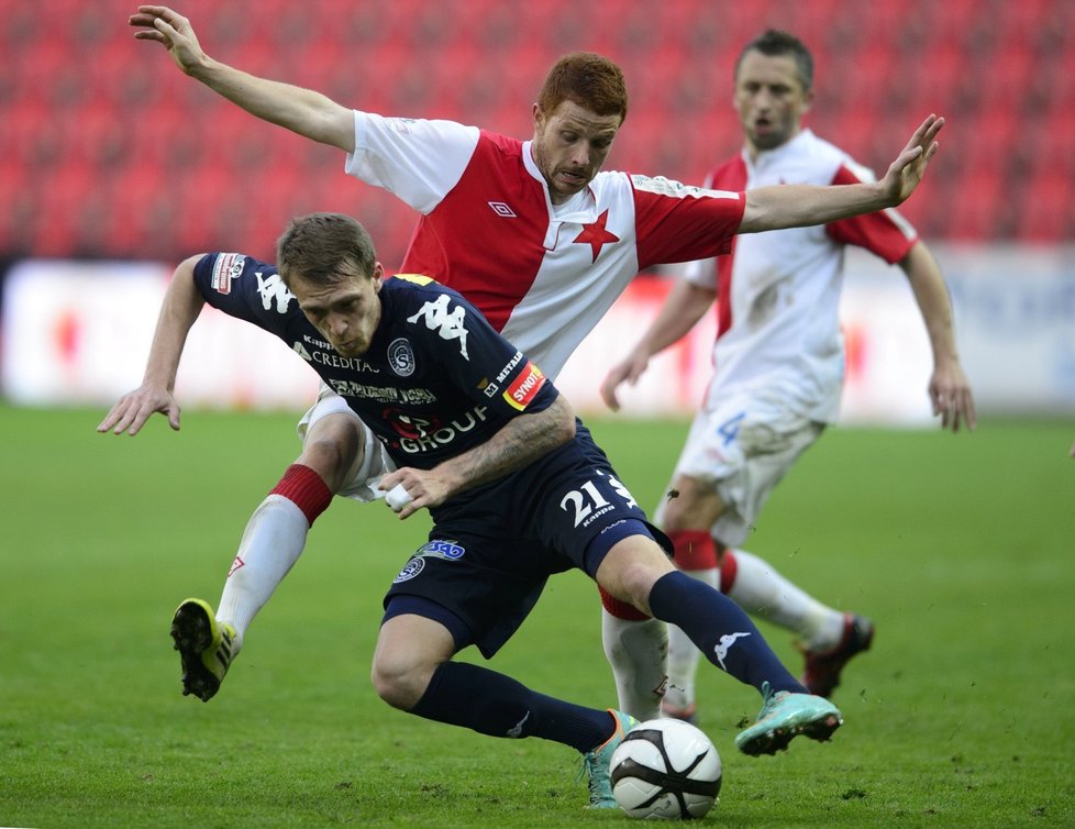 Fotbalista Slavie Marcel Gecov atakuje protihráče ze Slovácka Milana Kerbra v pondělním utkání 24. kola Gambrinus ligy