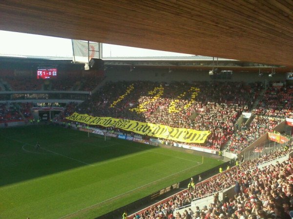 Slavia Praha 1892 - 2012. Navždy první. Fanoušci Slavie na derby oslavili 120 let klubu podařenou choreografií