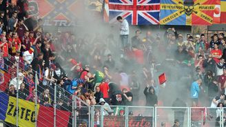 Zákaz vstupu na stadiony mají desítky výtržníků. Pachatele se daří dohledat, říká podplukovník Schoř