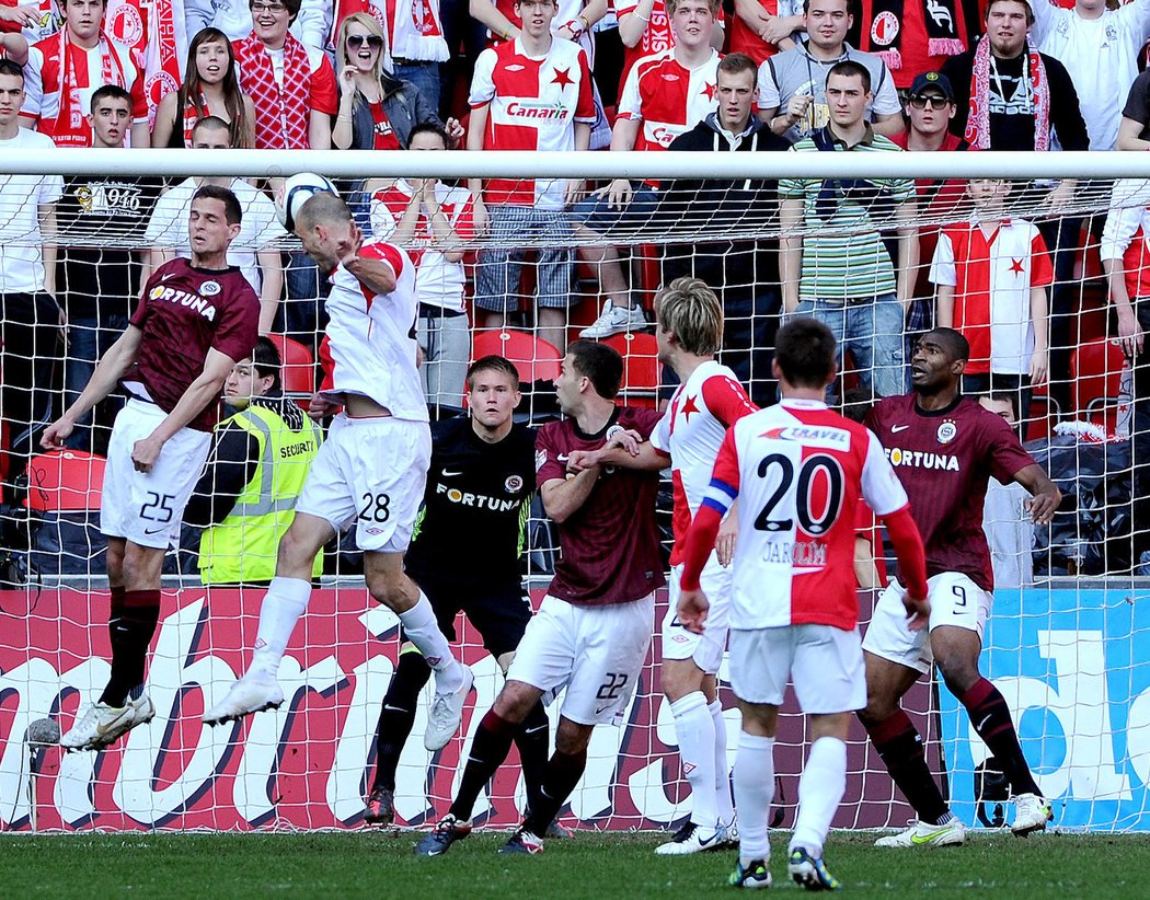 Gólový šok pro Spartu. Martin Latka vyskočil nejvýš a poslal Slavii do vedení, vlevo Mario Holek, uprostřed bezmocný brankář Tomáš Vaclík