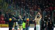 Fanoušci Sparty vtrhli po vítězném derby se Slavií na trávník, zasahovat musela policie