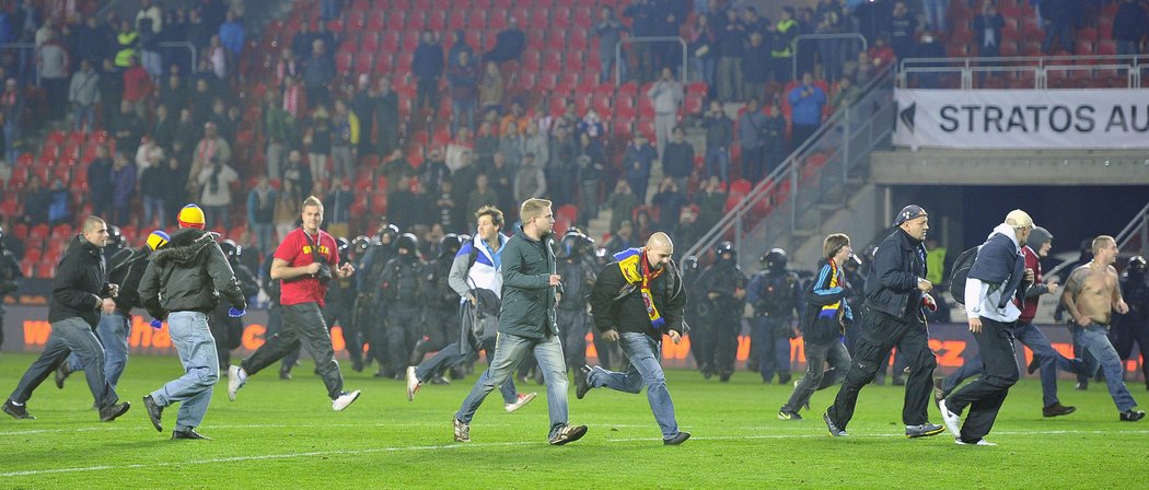 Fanoušci Sparty vtrhli po derby na Slavii na hrací plochu, chuligány krotila policie