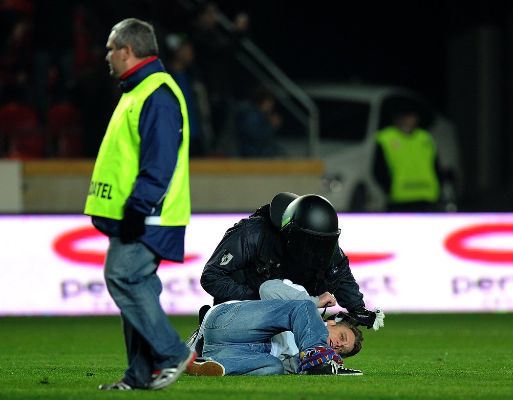 Fanoušci Sparty a Slavie vtrhli po derby &#34;S&#34; na hrací plochu, zasahovat musela policie