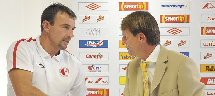 Michal Petrouš si podává ruku s Františkem Strakou. Právě se dozvěděl před zraky novinářů, že ho nahradil ve funkci trenéra Slavie.