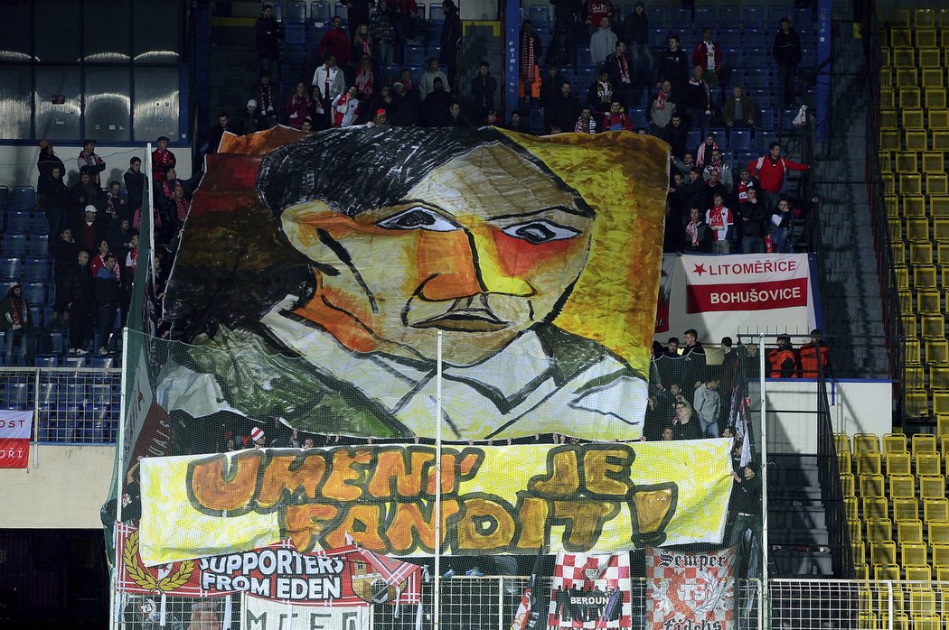 Umění není malovat, umění je fandit! Fanoušci fotbalové Slavie se v Teplicích předvedli vtipným transparentem s použitím slavného Picassova autoportrétu.