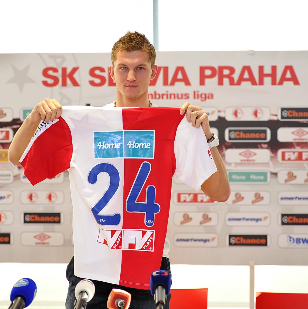 Tomáš Necid po pěti letech oblékne dres Slavie, ta ho v pondělí představila na tiskové konferenci