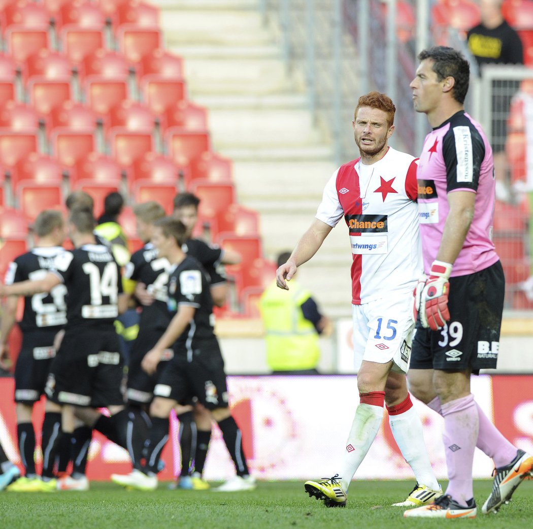 Zklamaní slávisté Marcel Gecov a Radek Černý museli proti Plzni skousnout porážku 0:2