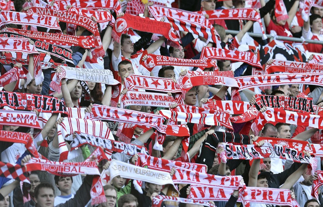 Fanoušci Slavie během dohrávky 25. kola Gambrinus ligy s plzeňskou Viktorií