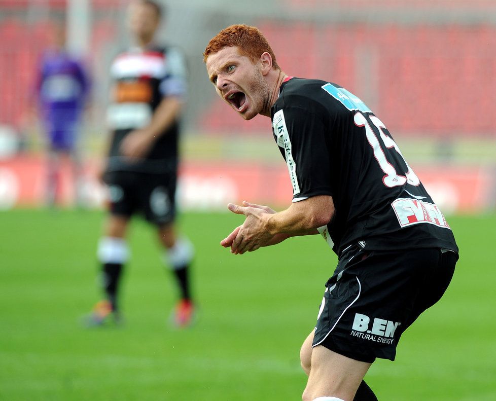 Hráč Slavie Marcel Gecov a jeho zděšení při jedné z šancí Znojma. Kdyby Slavia nevyhrála, musel by tým platit půl milionu korun