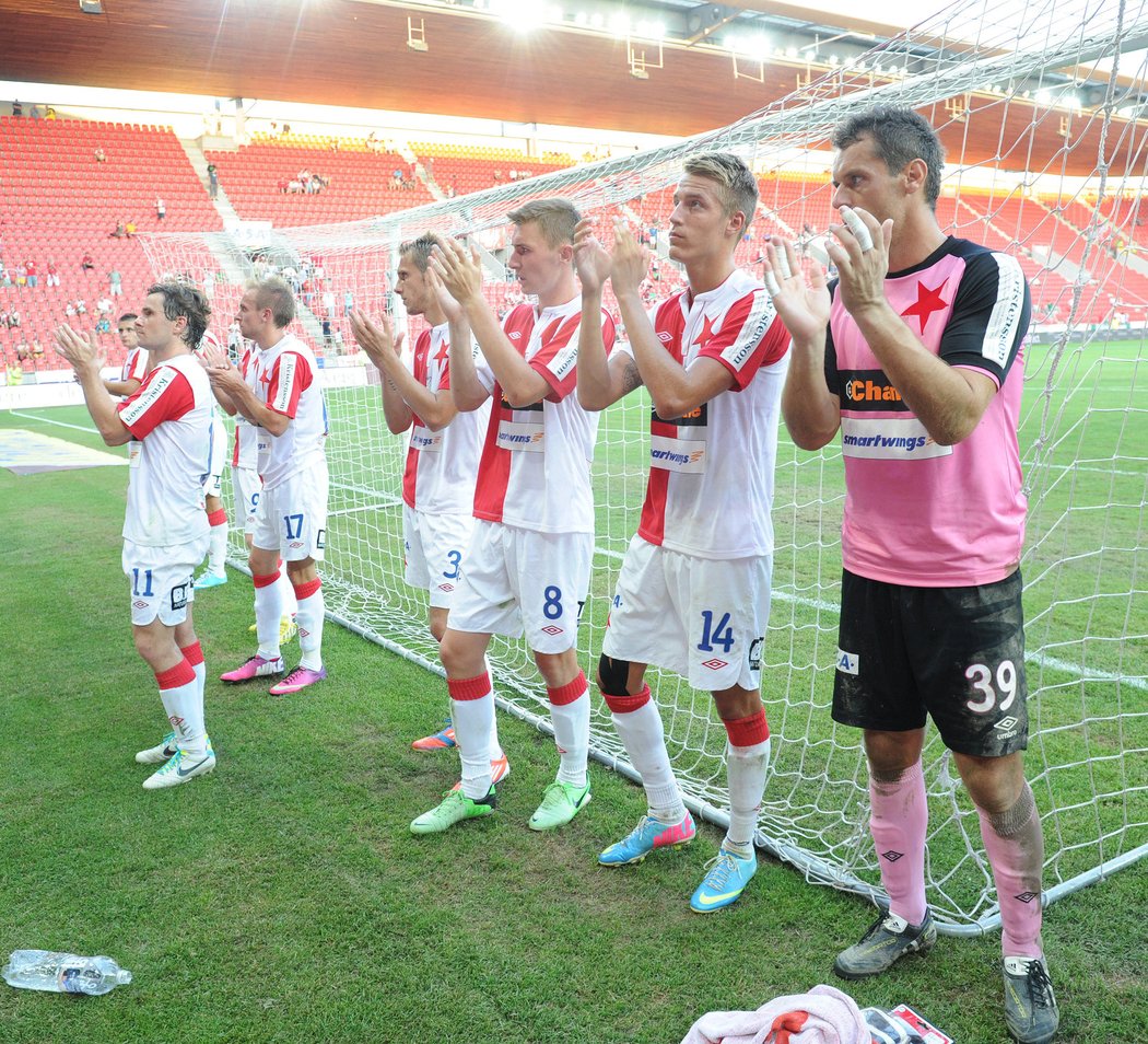 Děkovačka hráčů Slavie po porážce se Sigmou Olomouc 2:3