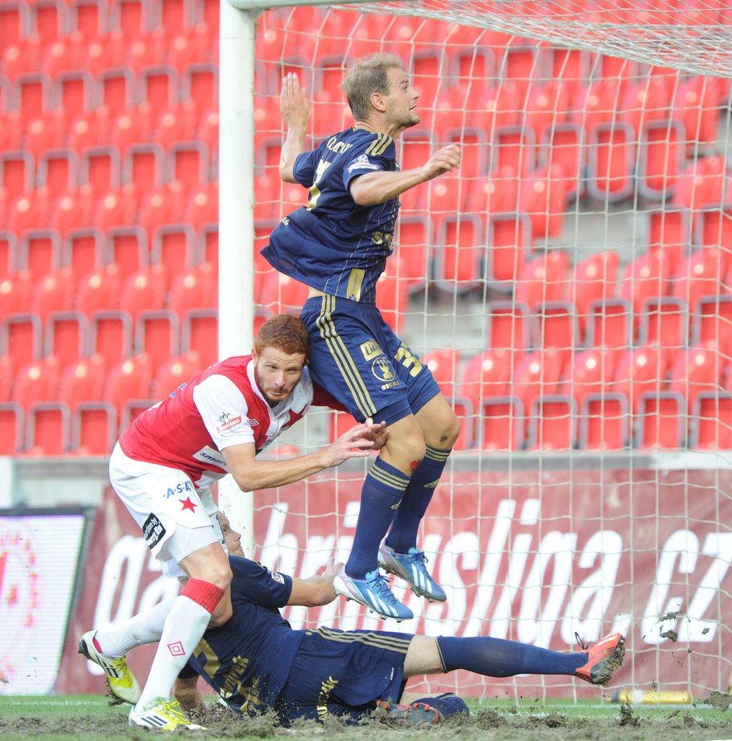 Bývalý sparťan Vidlička zachránil Sigmu Olomouc, když vyhlavičkoval míč z brankové čáry chvíli před koncem ligové bitvy v Edenu. Slavia prohrála 2:3.