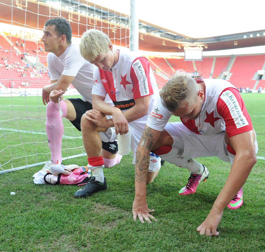 Děkovačka hráčů Slavie po porážce se Sigmou Olomouc 2:3. Svěšené hlavy, zklamání sešívaných bylo ohromné