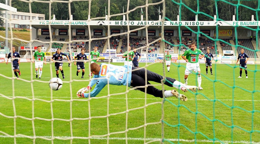 Filípko ze Slovácka marně zasahuje proti Pavlíkově penaltě na 1-1