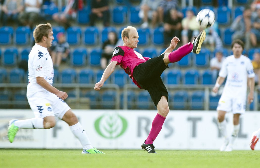 Roman Haša ze Slovácka (vlevo) a David Jarolím z Boleslavi v souboji čtvrtého kola Gambrinus ligy