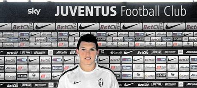 Sedmnáctiletý Luboš Adamec přestupuje z Juventusu do Sparty.