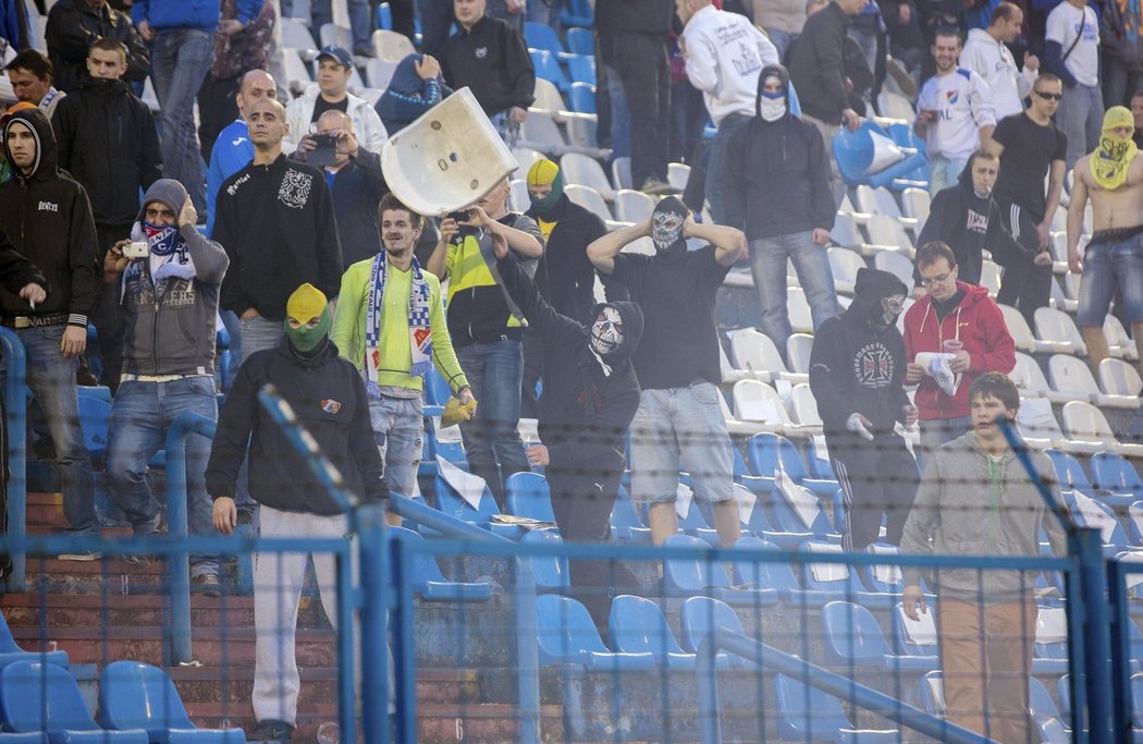 Fanoušci Baníku vytrhávali sedačky a házeli je směrem ke sparťanskému kotli