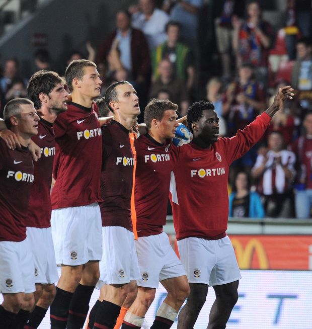 Sparťané v čele s Bonym Wilfriedem děkují fanouškům po výhře nad Baníkem Sparťané v čele s Bonym Wilfriedem děkují fanouškům po výhře nad Baníkem