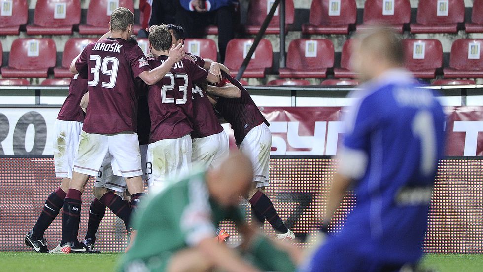 Fotbalisté Sparty slaví gól Josefa Hušbauera v síti Bohemians