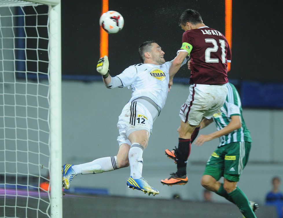 Sparťanský kapitán David Lafata rozhodl o výhře Letenských v derby s Bohemians. Právě střílí gól na 2:1