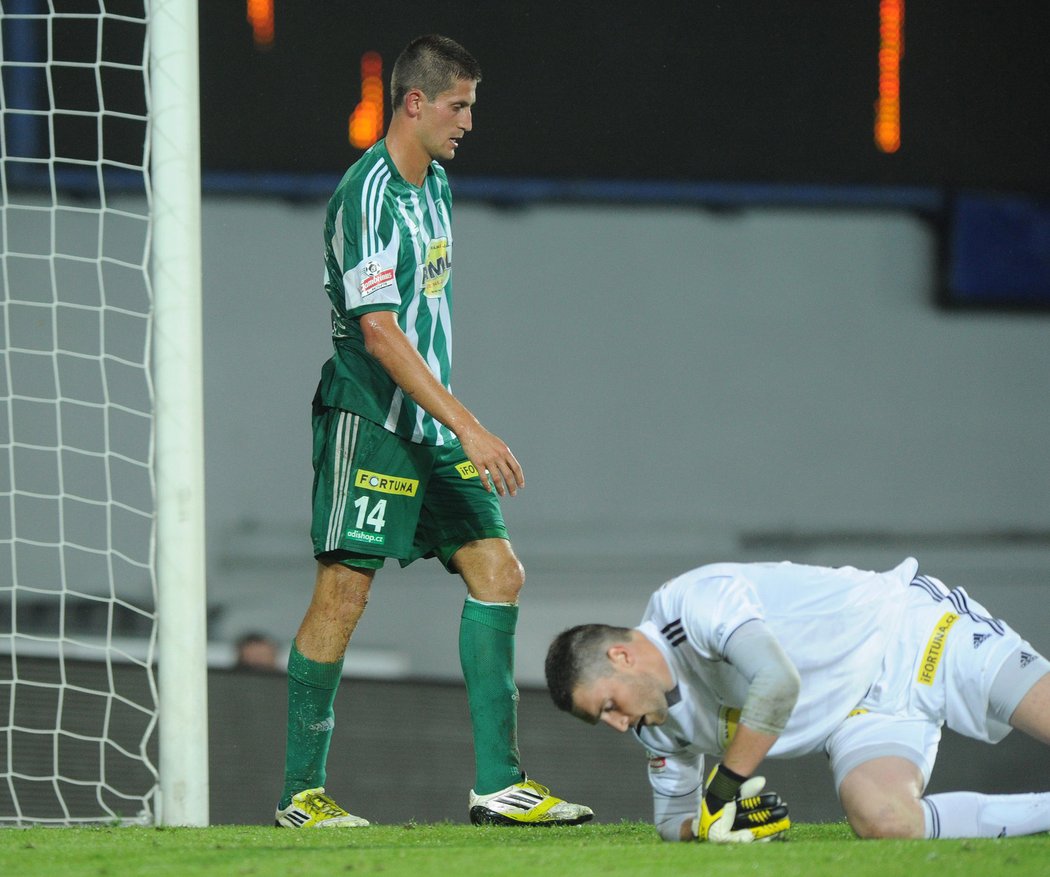 Golman Bohemians Berkovec, stejně jako další klokan Šmíd jsou smutní. Sparta právě díky Bednářovi vyrovnala na 1:1 a nakonec vstřelila Lafatou i vítězný gól