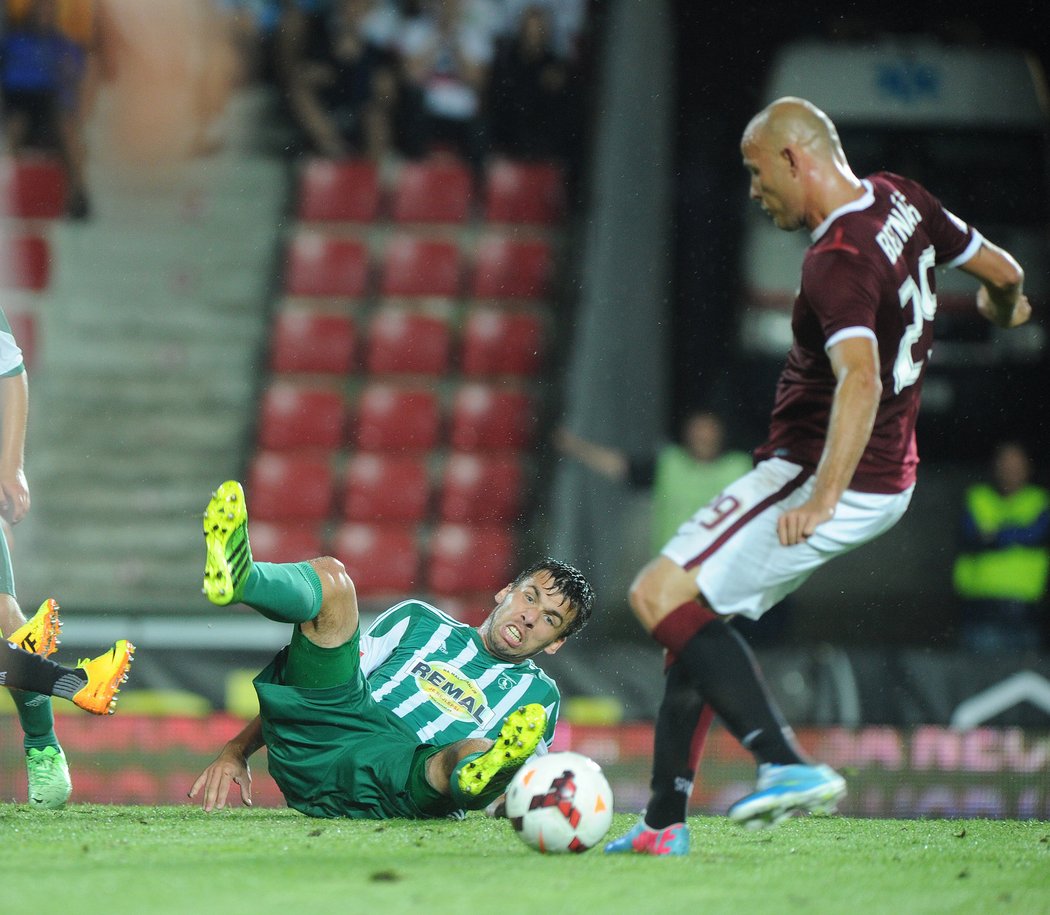 Sparťanský žolík Roman Bednář střílí gól na 1:1 v derby s Bohemians 1905