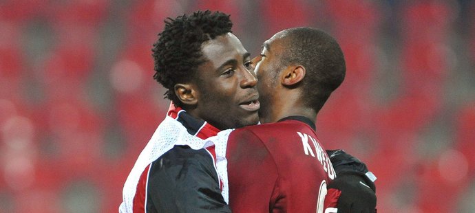 Bony Wilfried (vlevo) a Léonard Kweuke se radují z výhry Sparty nad Bohemians, který zařídil Kweuke jediným gólem zápasu