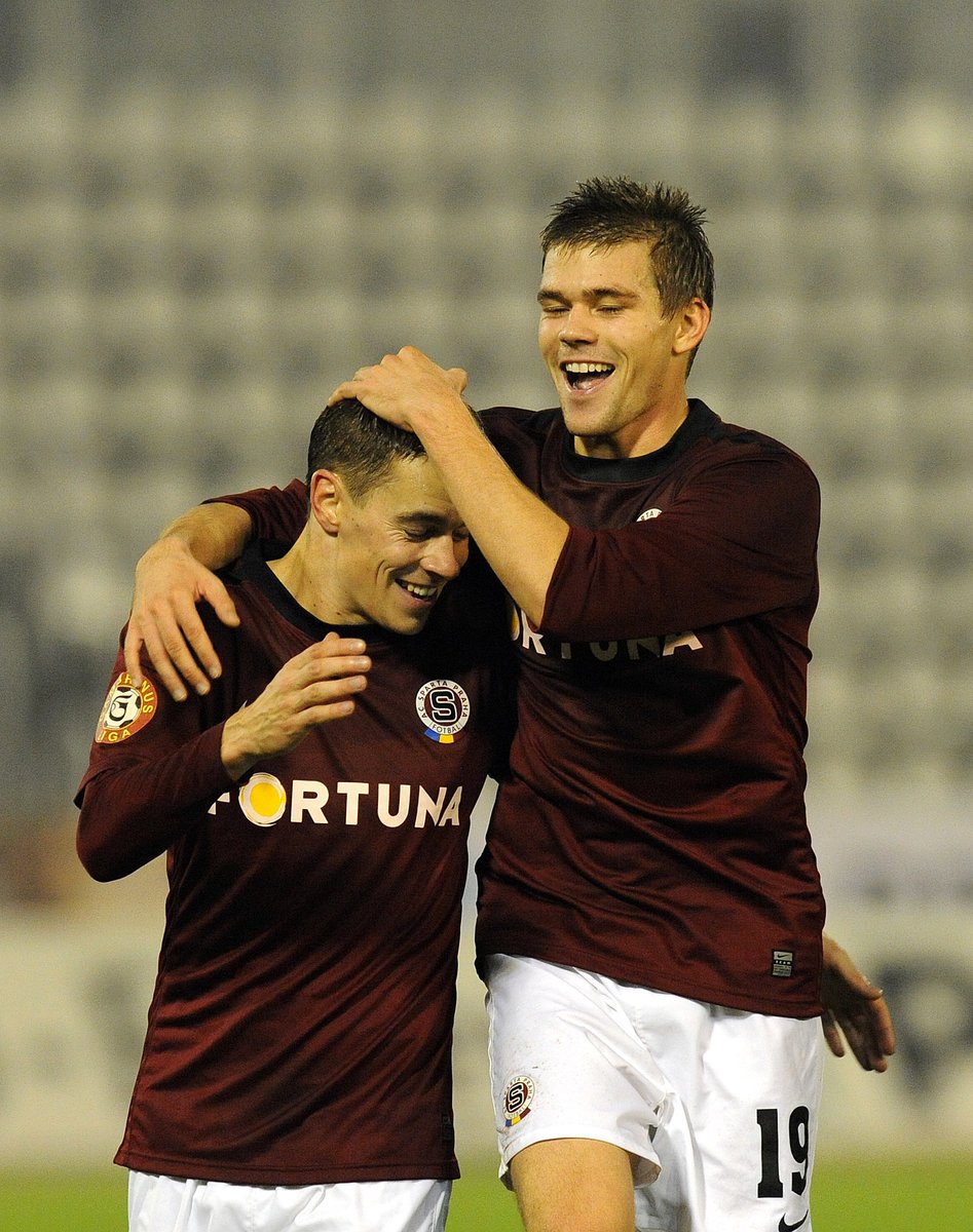 Kušnír (vlevo) s Kaloudou se radují z vítězného gólu Sparty
